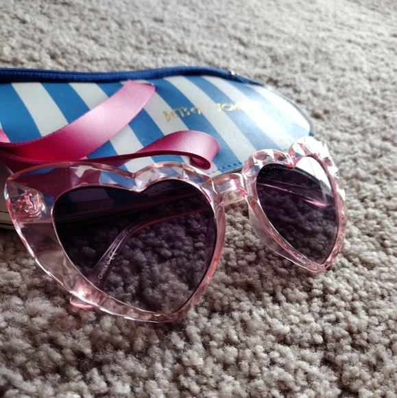 Betsey Johnson Heart Shaped Cateye Sunglasses & Beach Sandal Sunglass Holder - Picture 4 of 15